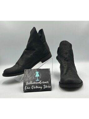 LD Tuttle Women's Black Leather Fold-Over Distressed Ankle Boots Size 8.5 3321